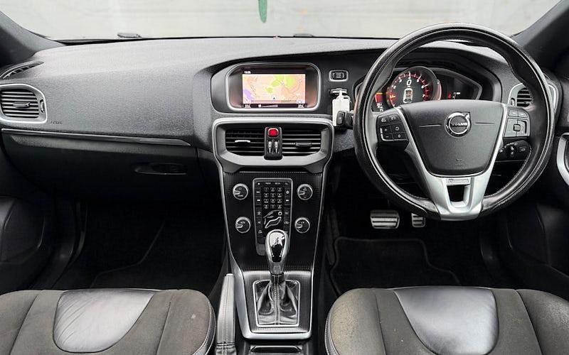 Begagnad Volvo V40 R-Design 122 HK (89 kW) 2019 Halvkombi