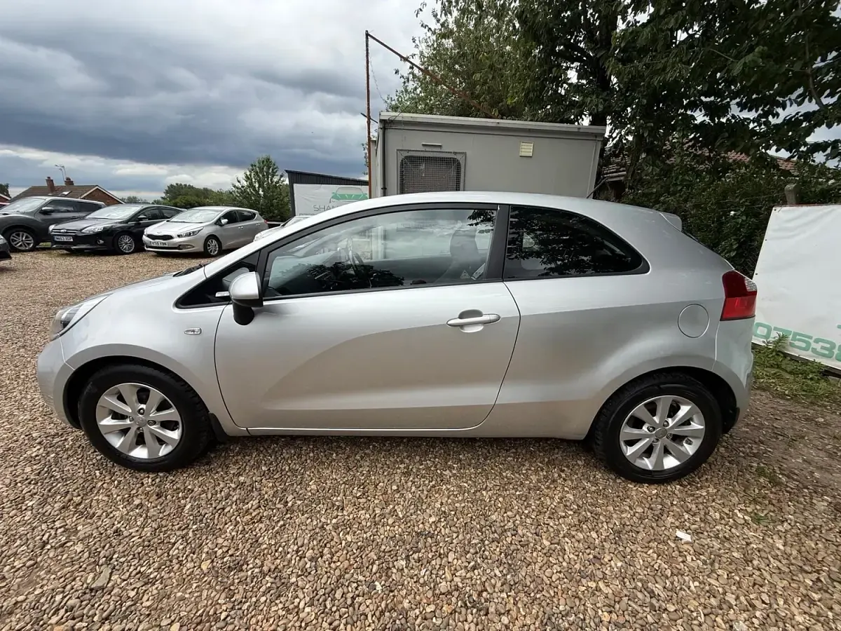 Used Kia Rio 85 HP (62 kW) 2014 Silver Hatchback