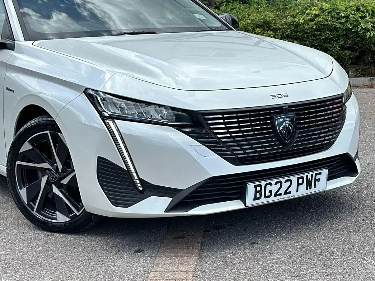 Used Peugeot 308 Allure Premium 178 HP (130 kW) 2022 White Hatchback
