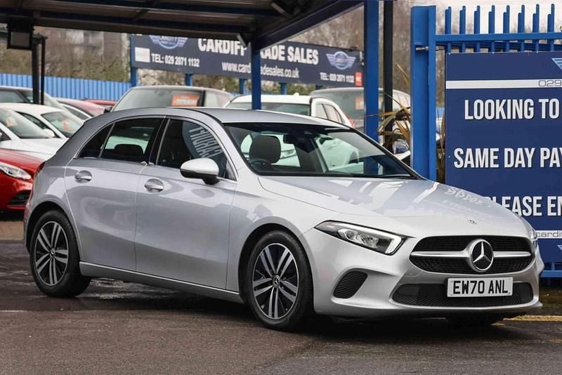 Używany Mercedes A180 116 KM (85 kW) 2022 Srebrny Hatchback