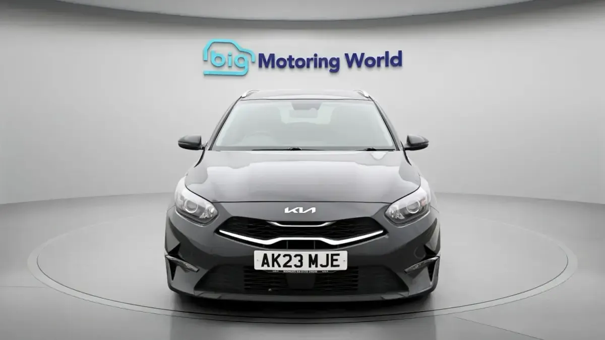Begagnad Kia Ceed 2023 Grå Halvkombi