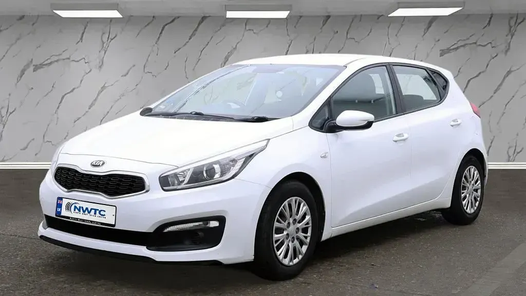 Used Kia Ceed 134 HP (98 kW) 2016 White Hatchback