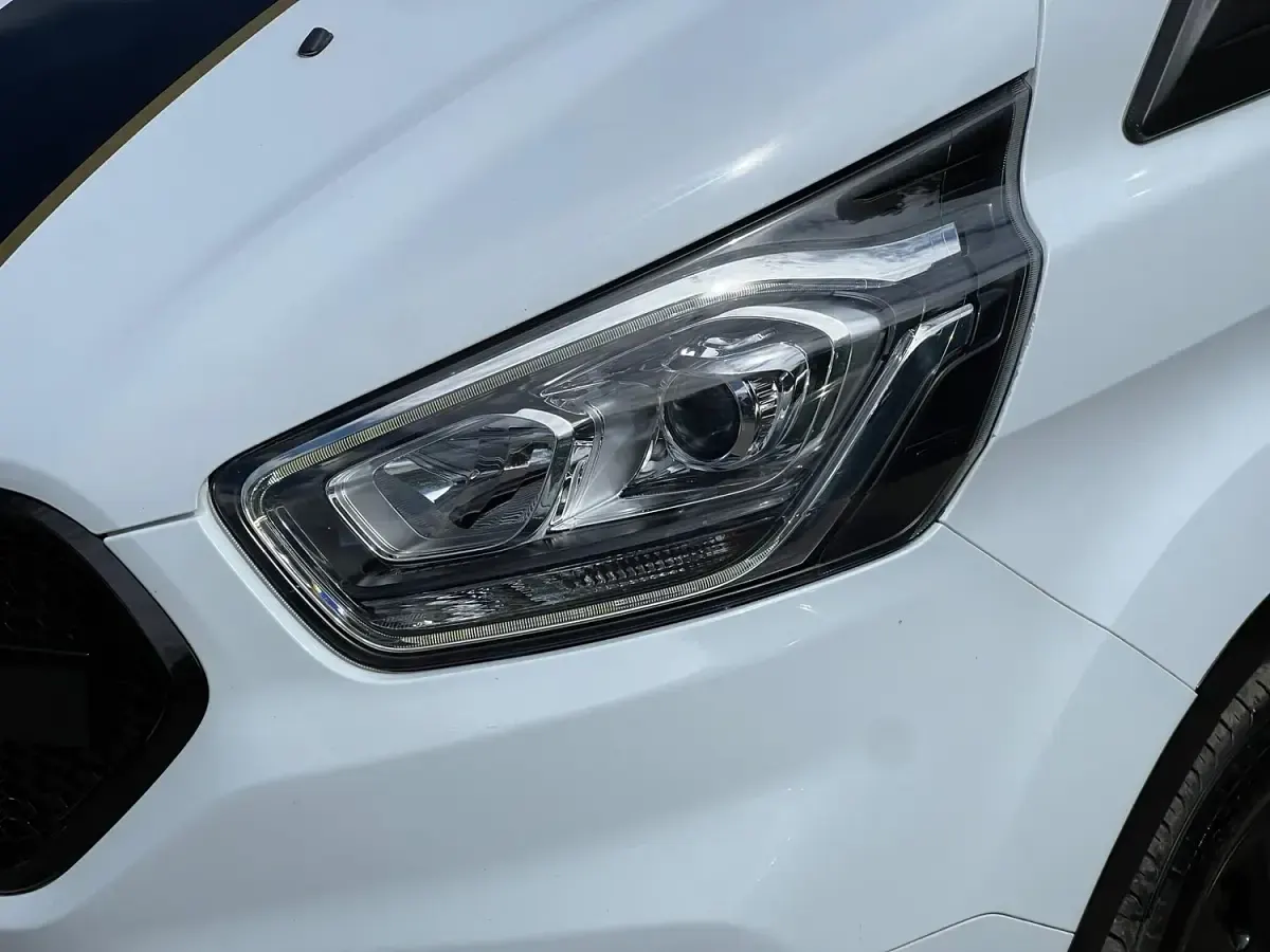 Used Ford Transit Custom Limited 130 HP (95 kW) 2021 White Van