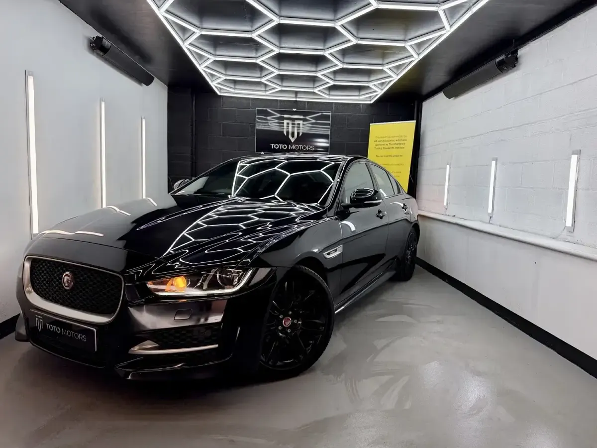 Usado Jaguar XE R-Sport 180 HP (132 kW) 2016 Preto Sedan