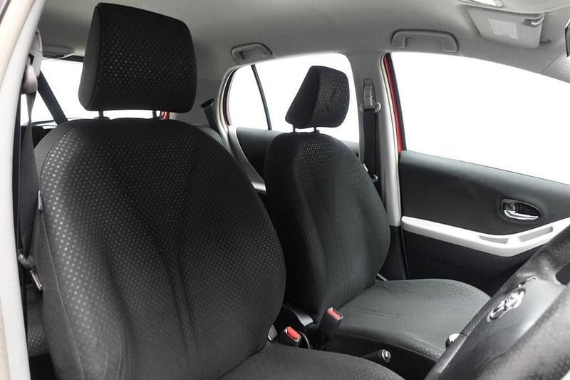 Used Toyota Yaris 101 HP (74 kW) 2011 Red Hatchback