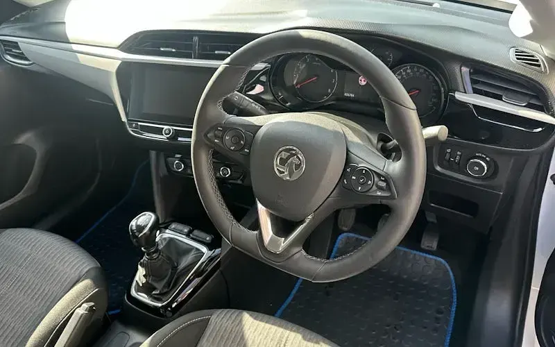 Used Vauxhall Corsa Design Edition 101 HP (74 kW) 2023 White Hatchback