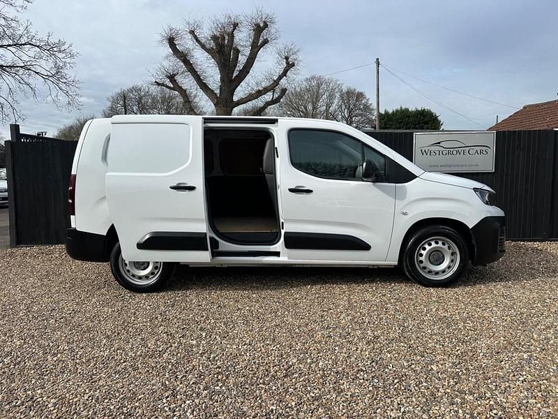 Used Peugeot Partner Premium 131 HP (96 kW) 2023 White MPV
