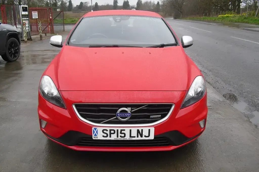 Used Volvo V40 R-Design 120 HP (88 kW) 2015 Red Hatchback