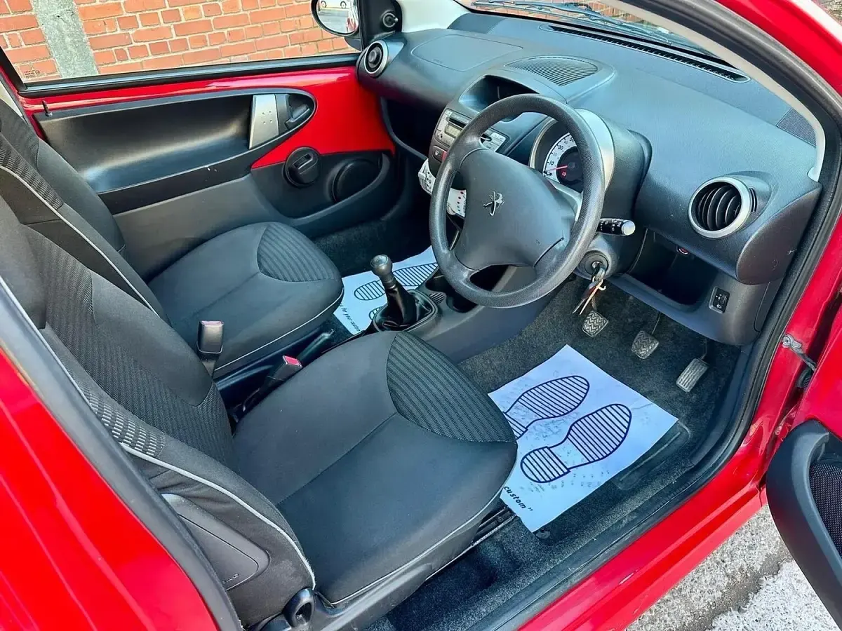 Used Peugeot 107 Active 68 HP (50 kW) 2013 Red Hatchback