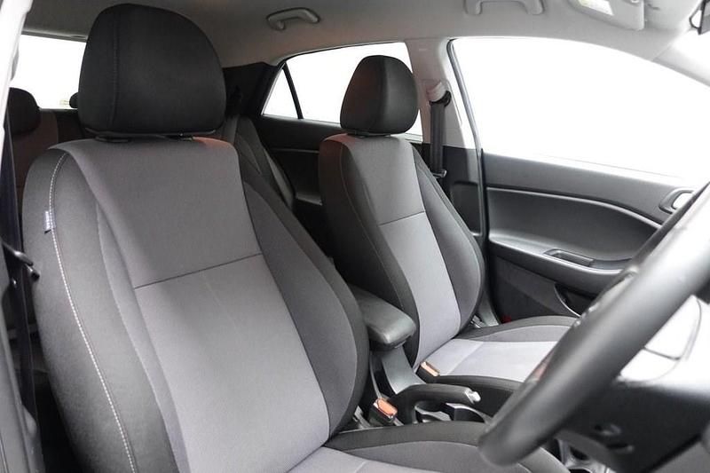 Used Hyundai i20 Premium 84 HP (61 kW) 2019 White Hatchback