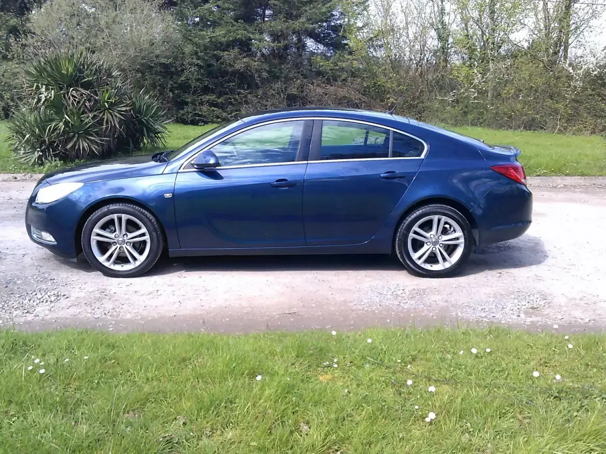 Begagnad Vauxhall Insignia 140 HK (102 kW) 2013 Blå Halvkombi