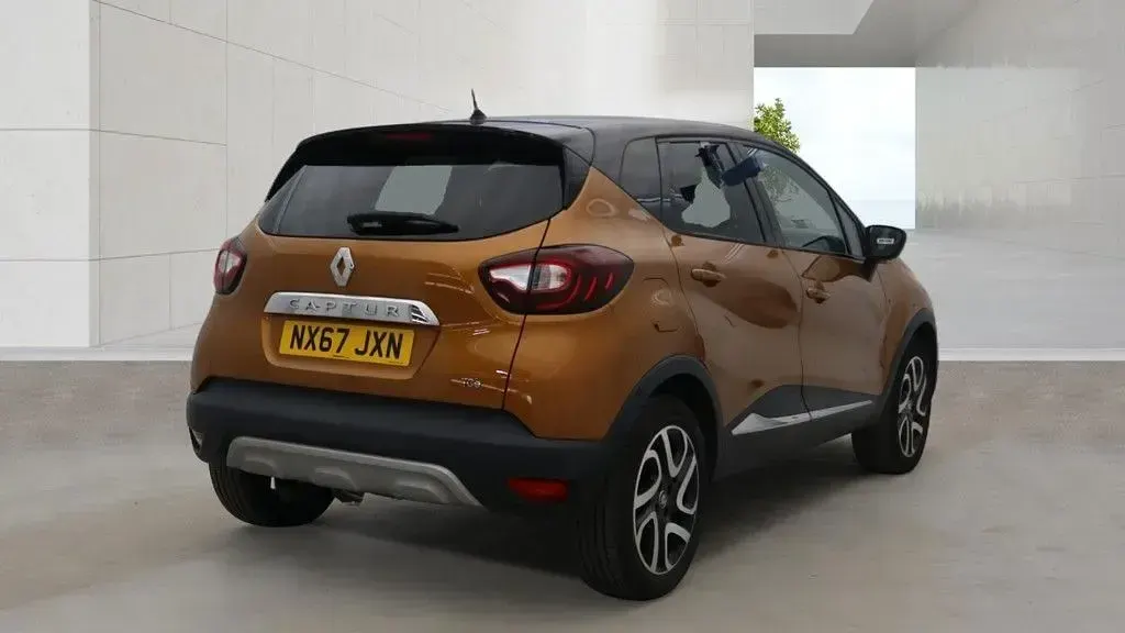 Used Renault Captur Dynamique 90 HP (66 kW) 2017 Orange SUV