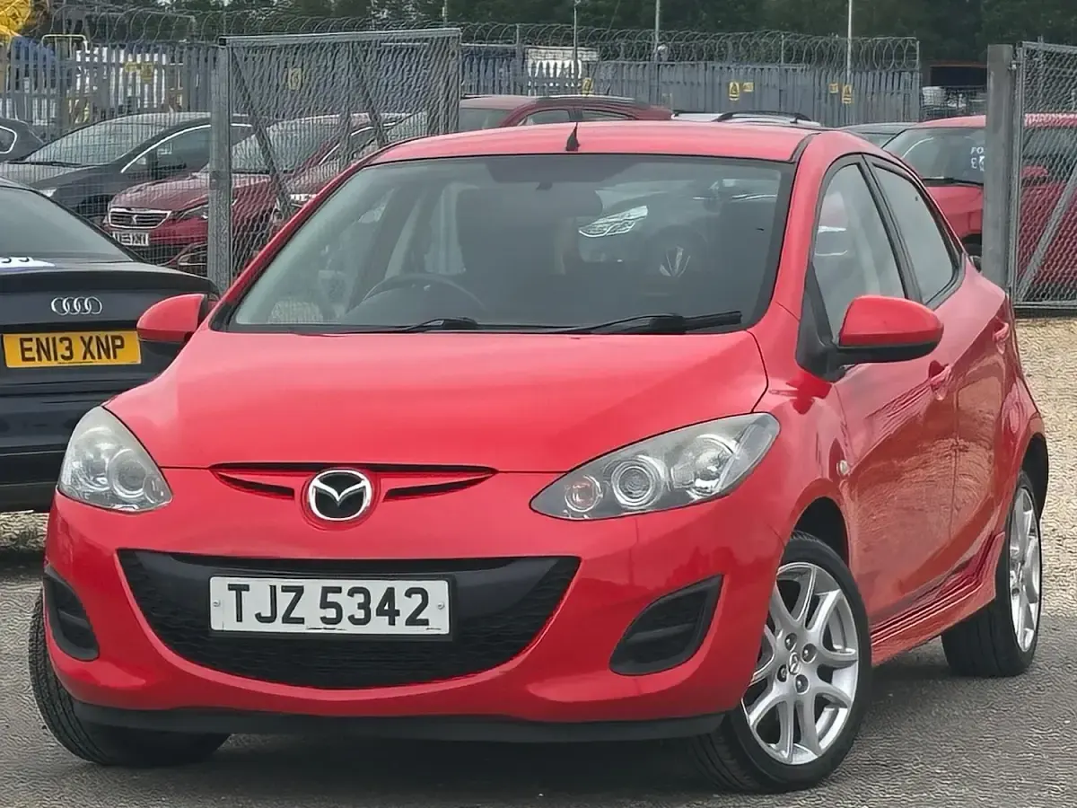 Used Mazda 2 84 HP (61 kW) 2012 Red Hatchback
