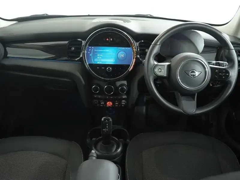 Usado Mini Cooper Classic 134 HP (98 kW) 2023 Branco Citadino