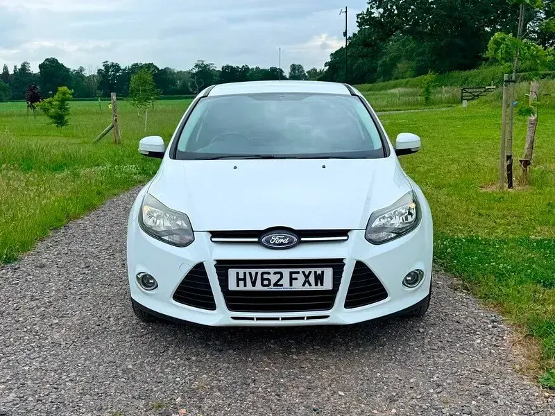 Used Ford Focus Zetec 115 HP (84 kW) 2012 White Hatchback