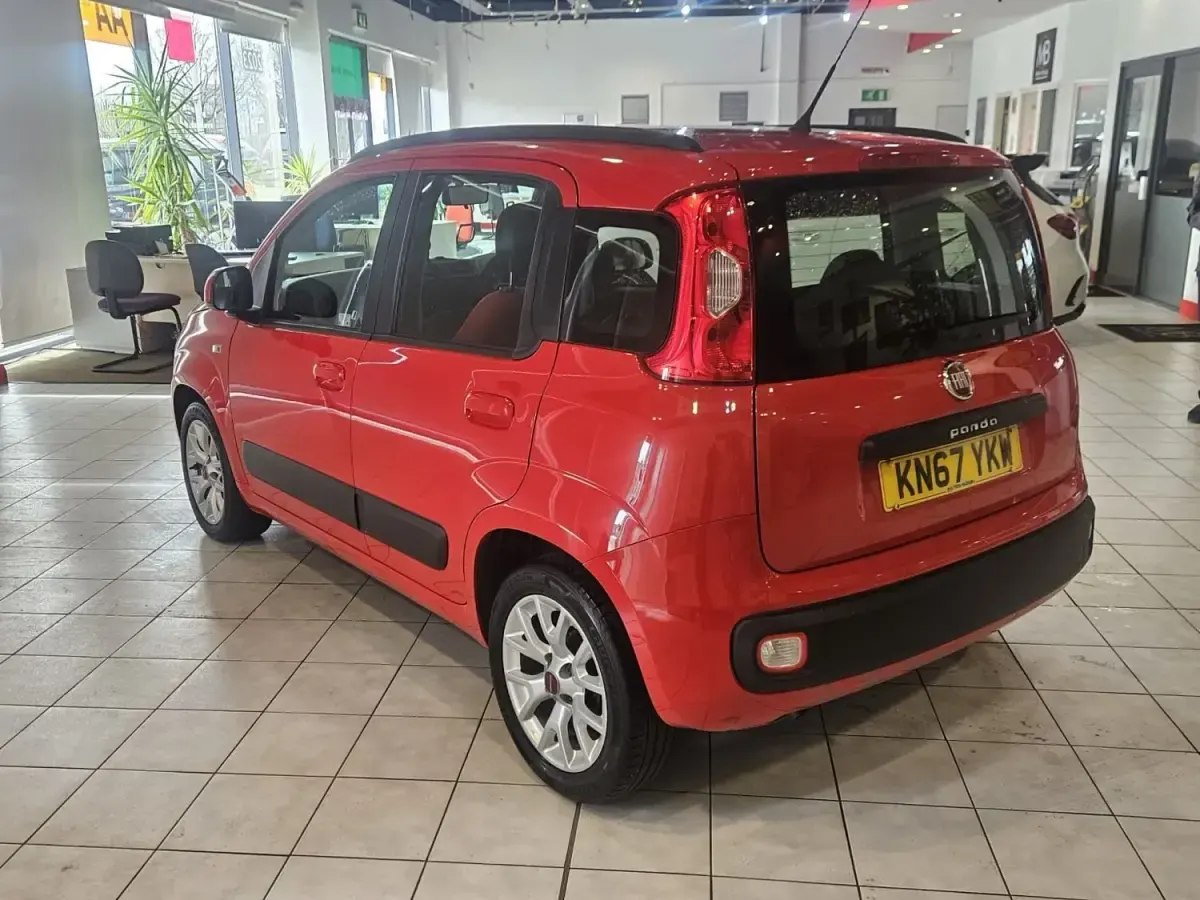 Begagnad Fiat Panda Lounge 69 HK (50 kW) 2017 Röd Halvkombi