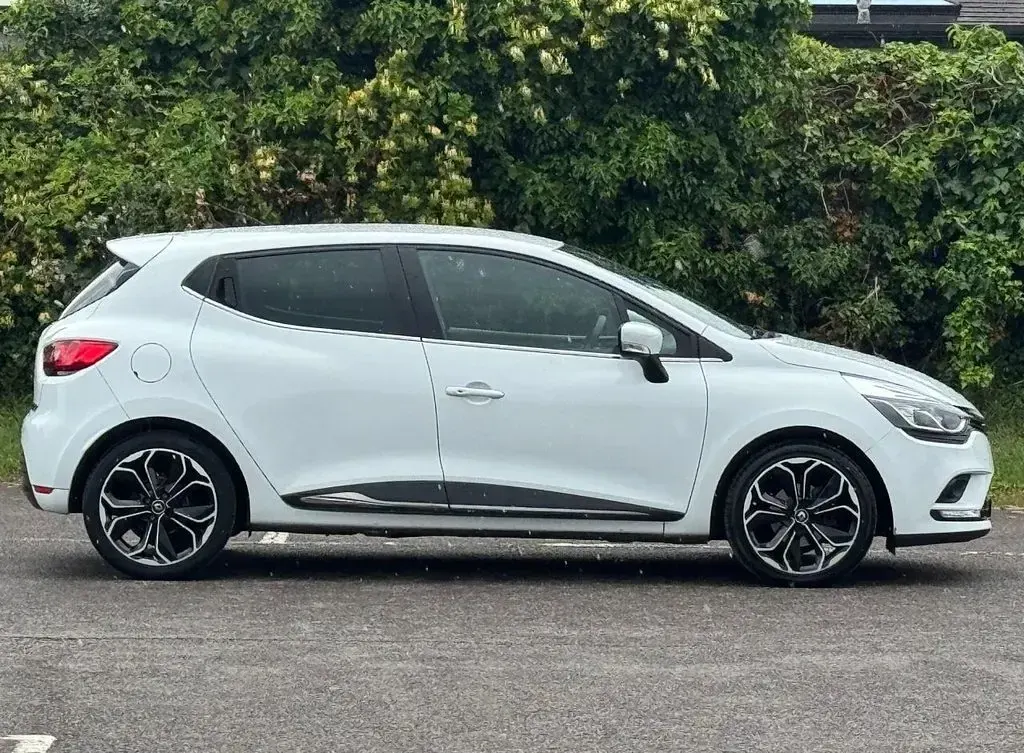 Used Renault Clio Iconic 90 HP (66 kW) 2019 White Hatchback