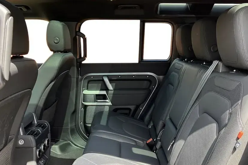 Used Land Rover Defender SE Dynamic 250 HP (183 kW) 2023 Grey SUV