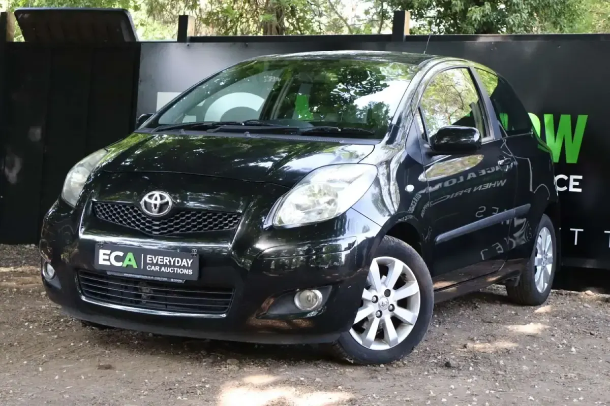 Używany Toyota Yaris 2011 Czarny Hatchback