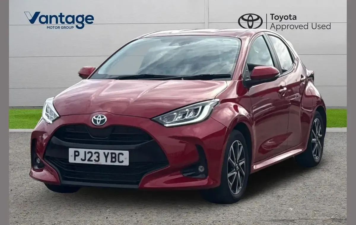 Used Toyota Yaris Design 113 HP (83 kW) 2023 Red Hatchback