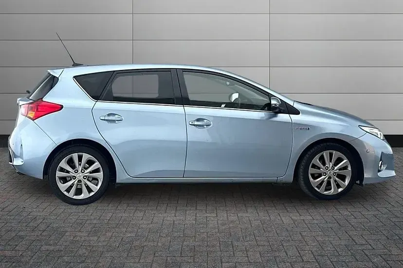 Used Toyota Auris Hybrid 136 HP (100 kW) 2014 Island blue Hatchback