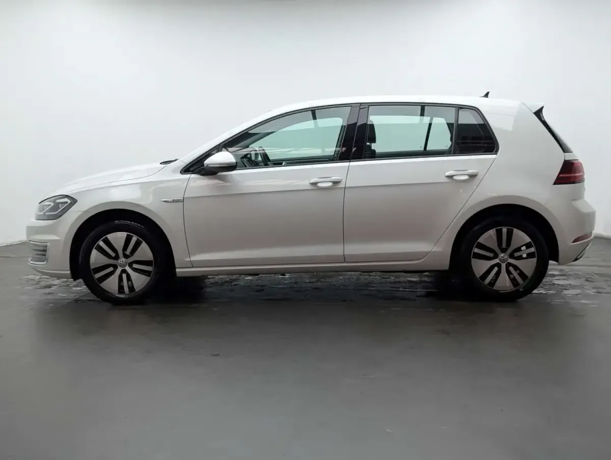 Begagnad VW e-Golf 99 kW (135 HK) 2019 Vit Halvkombi