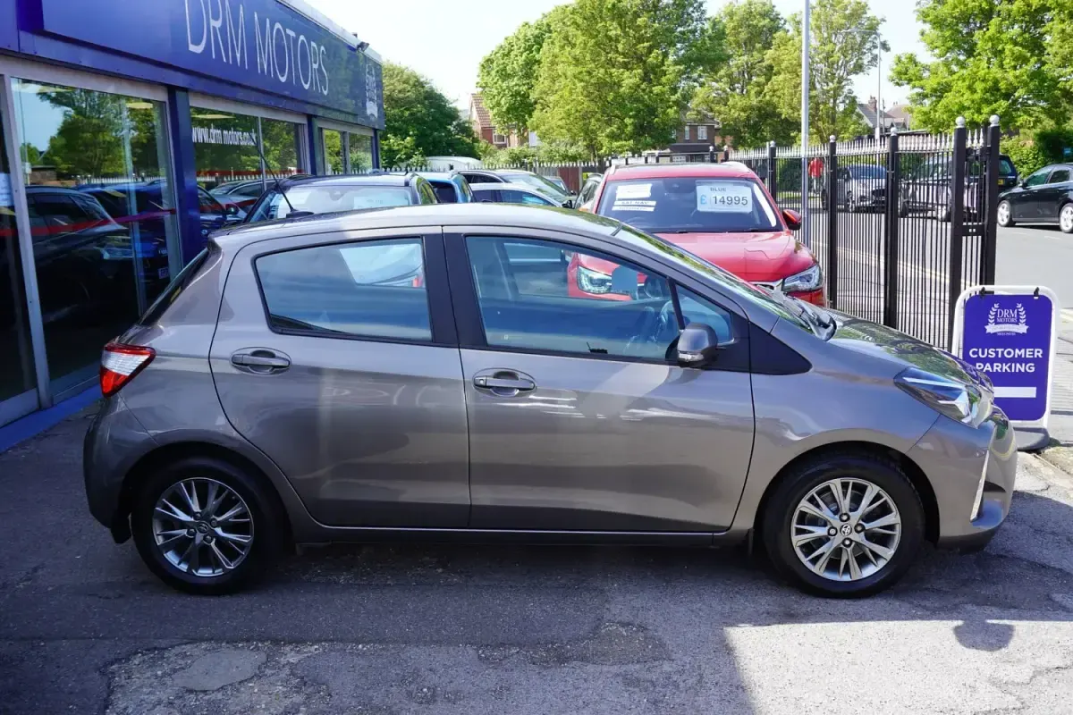 Używany Toyota Yaris 111 KM (81 kW) 2018 Brązowy Hatchback