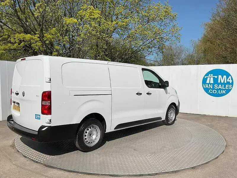 Used Vauxhall Vivaro 100 HP (73 kW) 2021 White MPV