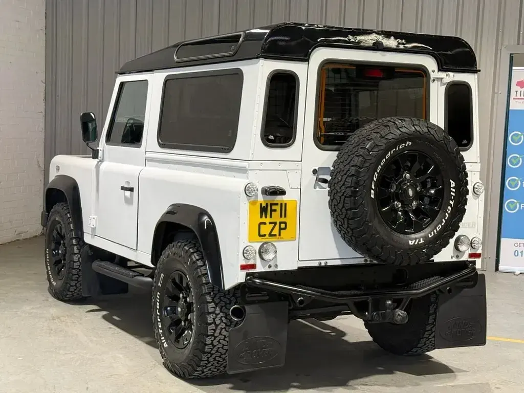 Used Land Rover Defender 122 HP (89 kW) 2011 White Hatchback