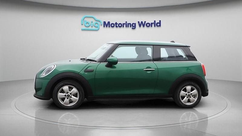 Begagnad Mini Cooper Classic 136 HK (100 kW) 2022 Grön Halvkombi