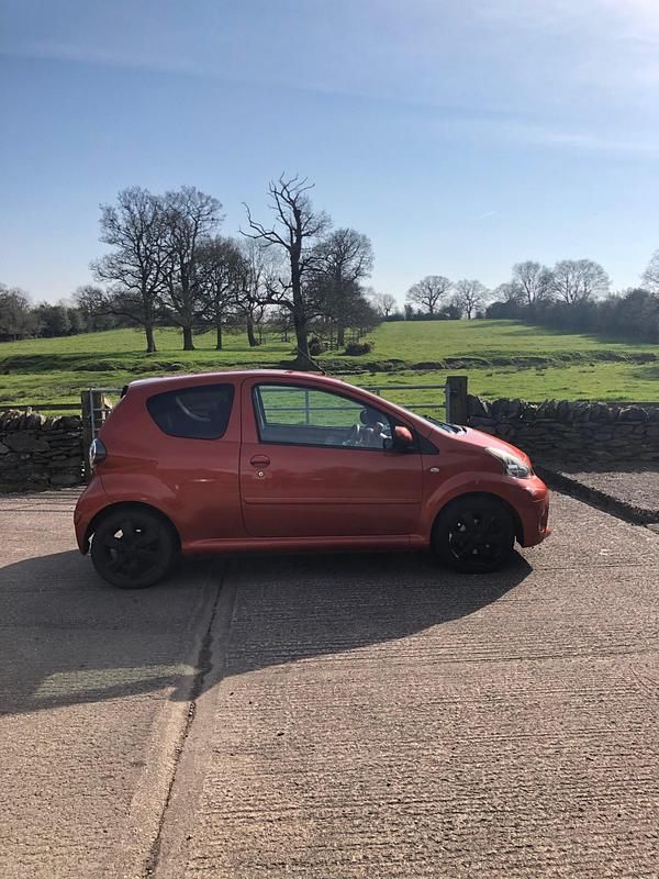 Begagnad Toyota Aygo 68 HK (50 kW) 2012 Orange Halvkombi