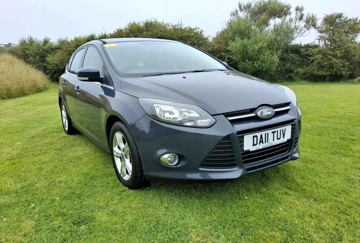 Used Ford Focus Zetec 125 HP (91 kW) 2011 Grey Hatchback