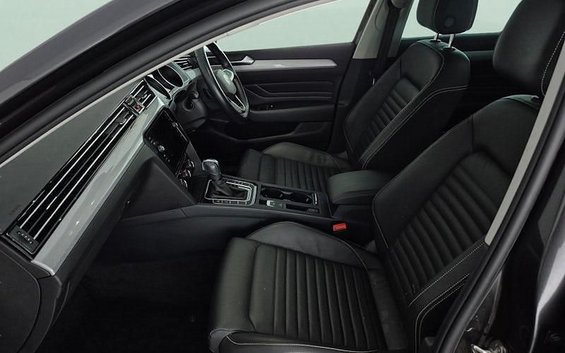 Used VW Passat SEL 150 HP (110 kW) 2023 Estate