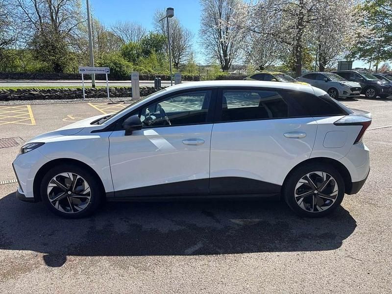 Begagnad MG MG4 EV SE 125 kW (170 HK) 2023 Halvkombi