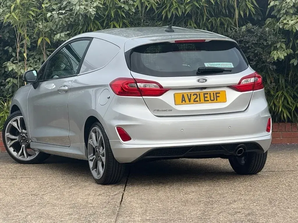 Usado Ford Fiesta Sport 2021 Plateado Utilitario