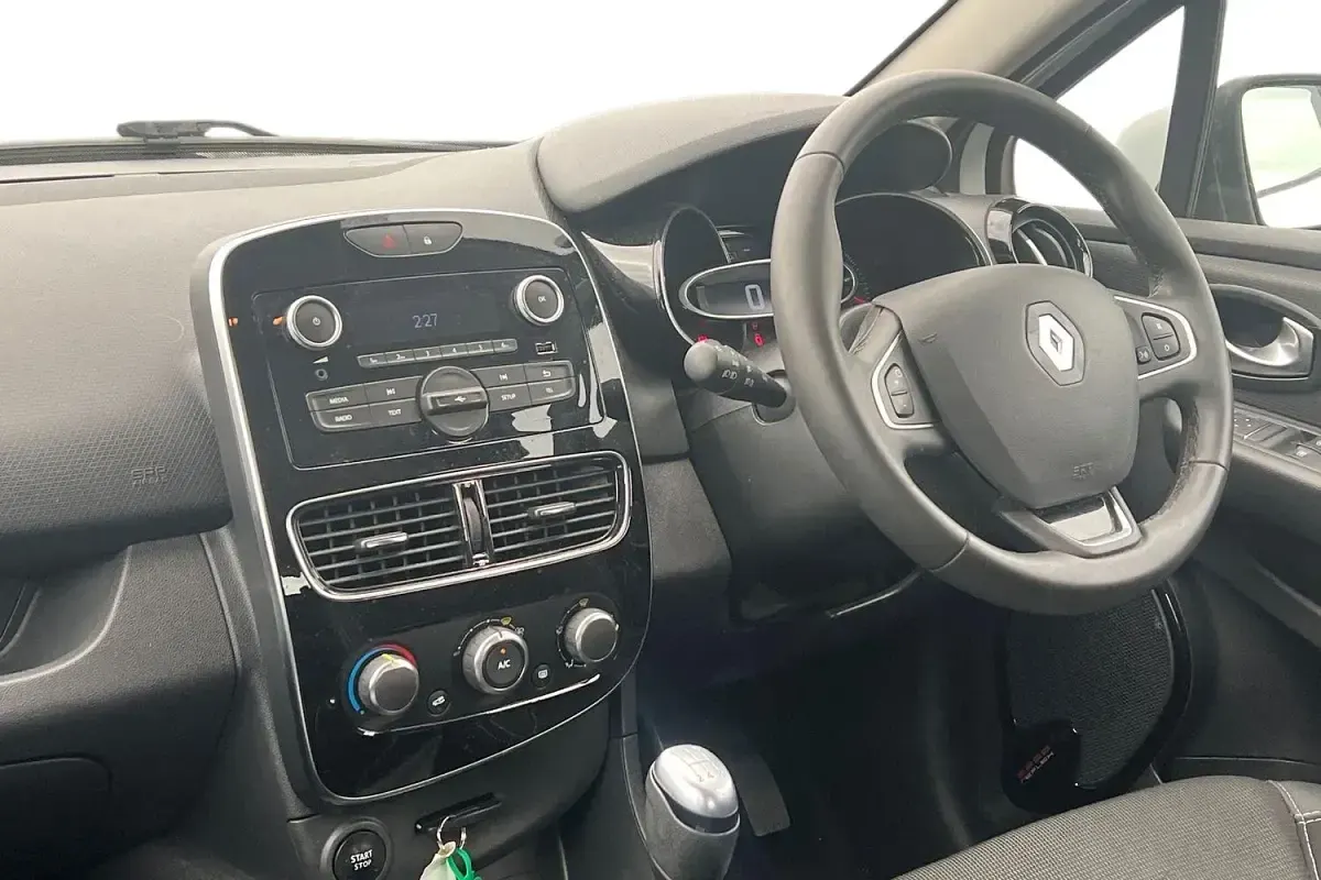 Used Renault Clio Play 76 HP (55 kW) 2019 White Hatchback