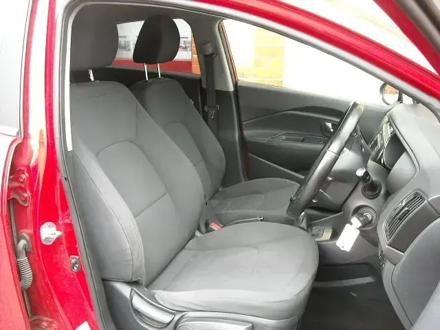 Usado Kia Rio 82 HP (60 kW) 2017 Vermelho Citadino