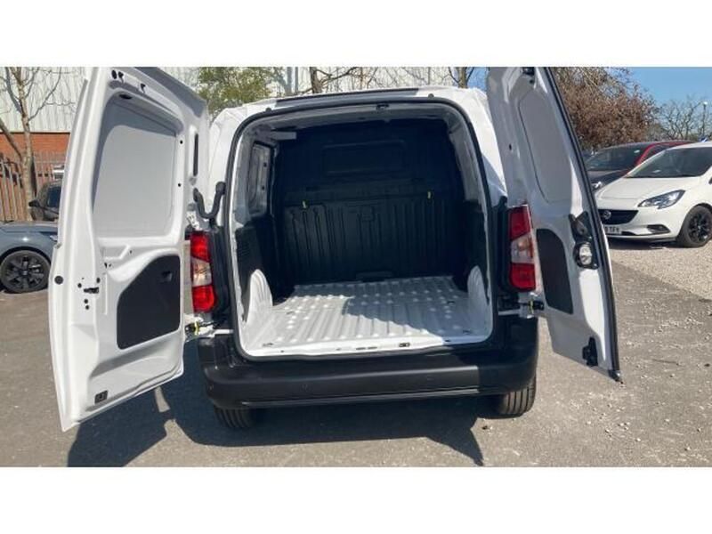 White New 2024 Vauxhall Combo S MPV | £17,499 (Good price) - Image 1/4