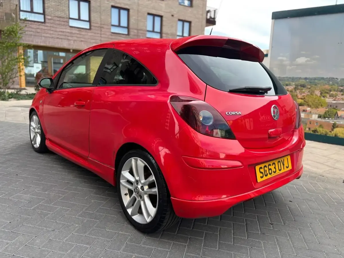 Second-hand Vauxhall Corsa SRi 2014 Roșu Hatchback