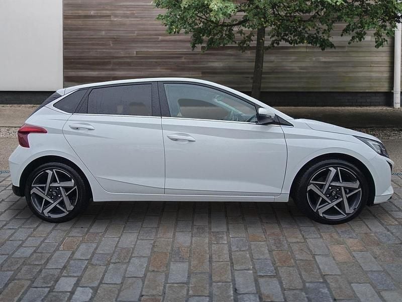 New Hyundai i20 Premium 100 HP (73 kW) 2025 White Hatchback