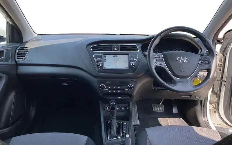 Used Hyundai i20 Premium 101 HP (74 kW) 2018 White Hatchback