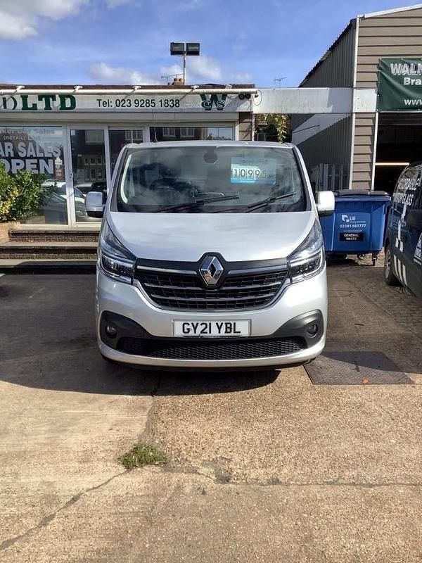 Begagnad Renault Trafic 120 HK (88 kW) 2021 Silver Minibuss