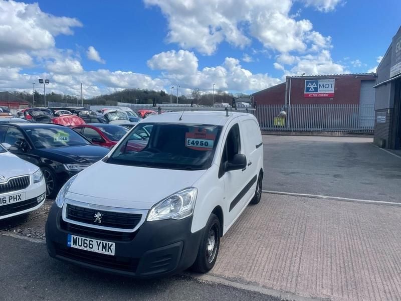 Used Peugeot Partner 97 HP (71 kW) 2016 White MPV