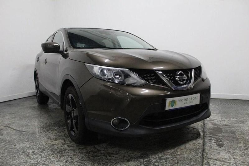 Used Nissan Qashqai Tekna 115 HP (84 kW) 2015 Red SUV
