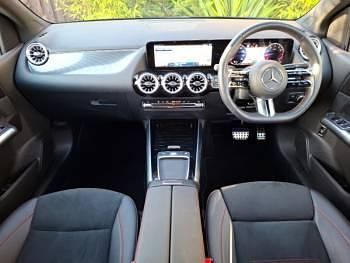 Usado Mercedes B200 Executive 163 HP (119 kW) 2023 Preto Monovolume