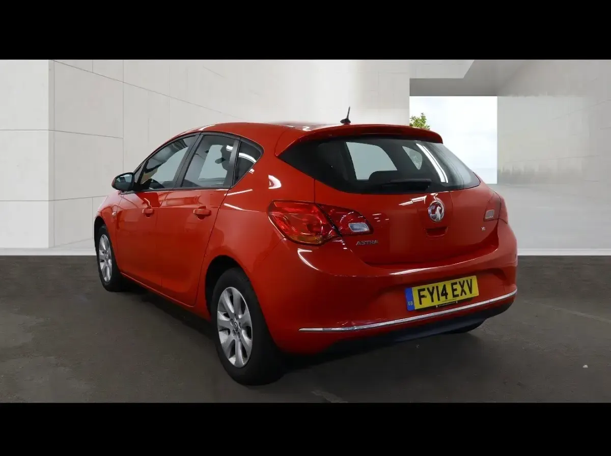 Used Vauxhall Astra Design Edition 115 HP (84 kW) 2014 Red Hatchback