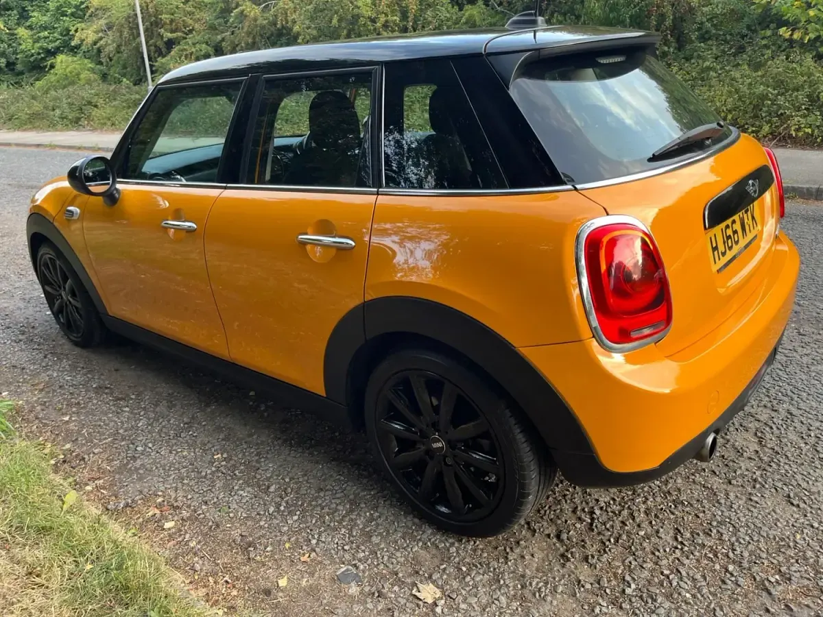 Begagnad Mini Cooper Hatch 2016 Orange Halvkombi