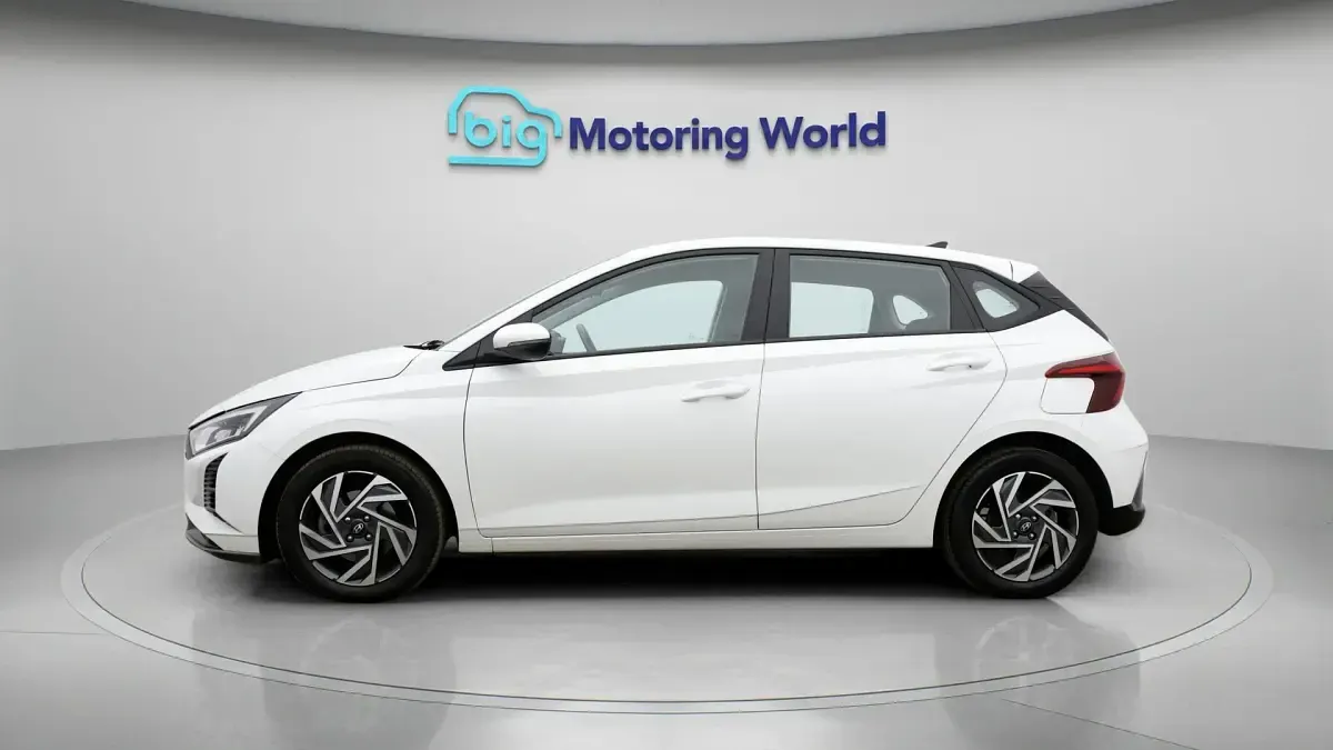 Used Hyundai i20 Advanced 100 HP (73 kW) 2024 White Hatchback