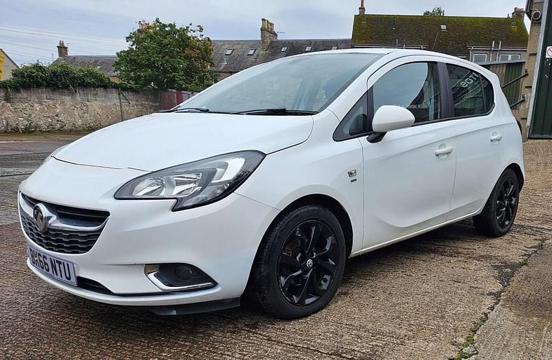 Used Vauxhall Corsa SRi 90 HP (66 kW) 2016 White Hatchback