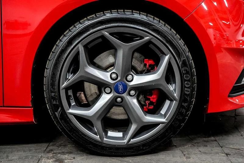 Used Ford Focus ST 250 HP (183 kW) 2016 Red Hatchback